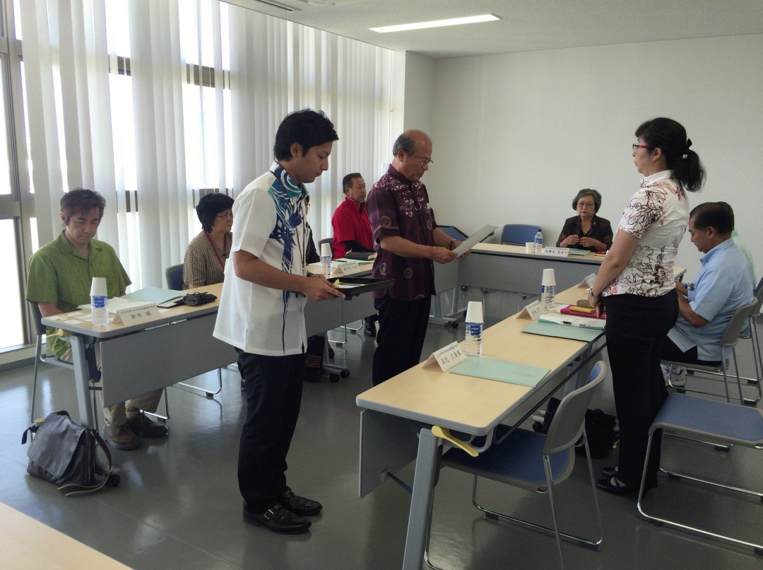 第6期男女共同参画審議会委員委嘱状交付式の様子1