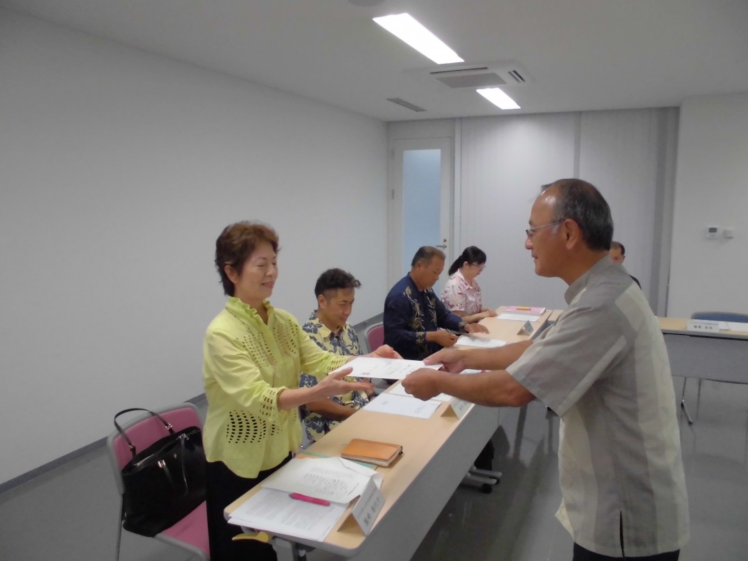 第7期男女共同参画審議会委員委嘱状交付式の様子