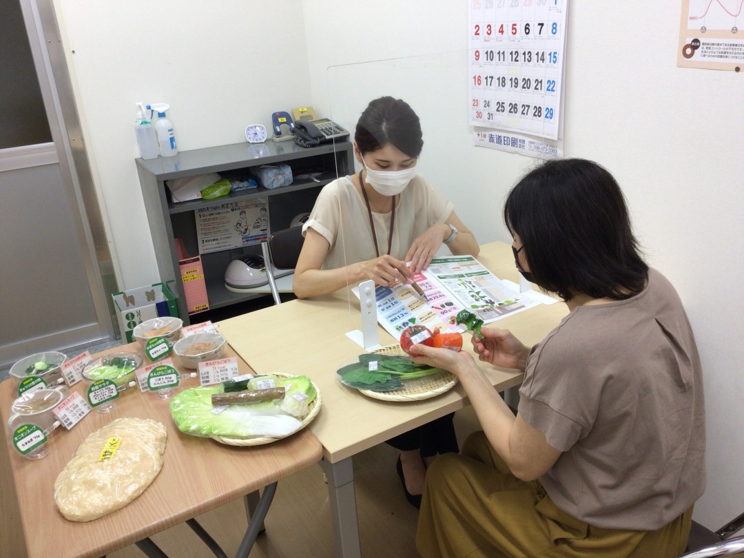 栄養相談の資料作りの様子