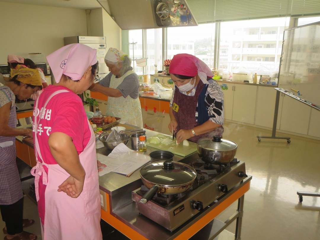 地域の食育リーダーの方々が料理している様子