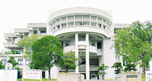 うるま市役所本庁の写真