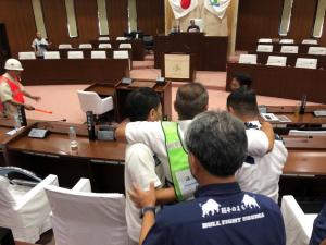 負傷者役の議員を協力して搬出する議員の皆様