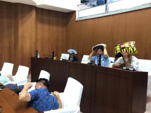議場にて頭を守る議員の様子
