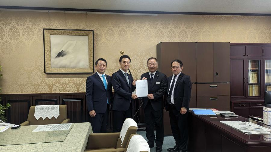 矢倉財務副大臣手交